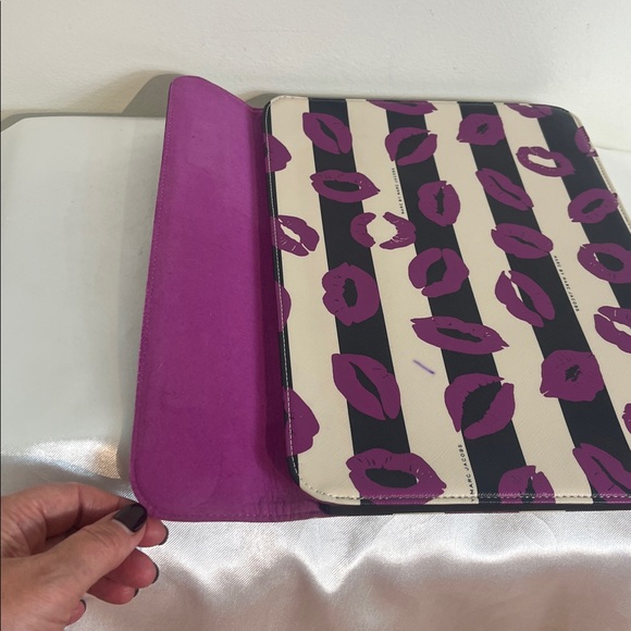 Marc by Marc Jacobs Lips iPad Case - Picture 6 of 14